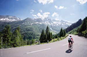 Un vélo de route en montagne