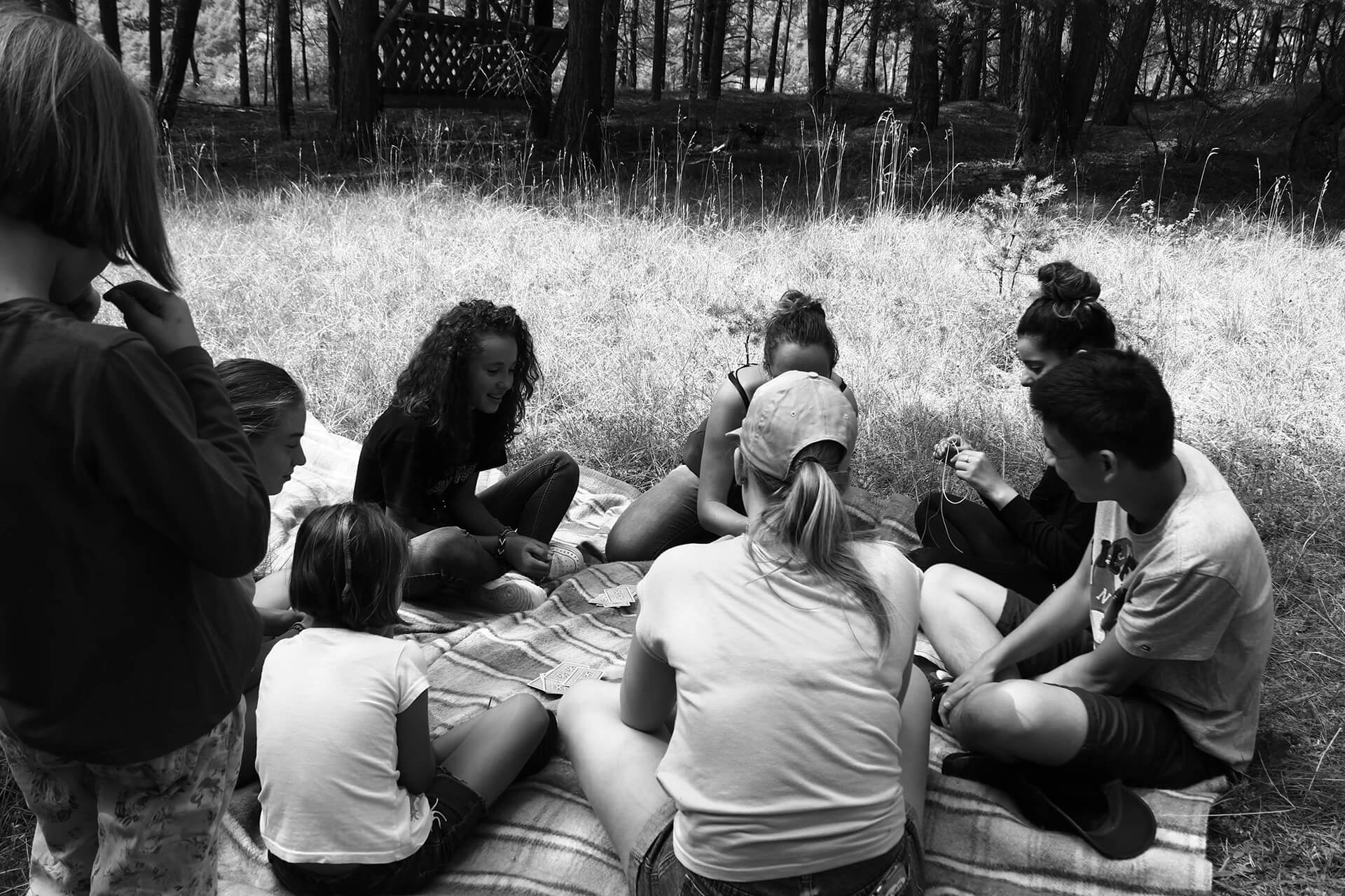 Enfants et mono assis en cercle participe à un jeu