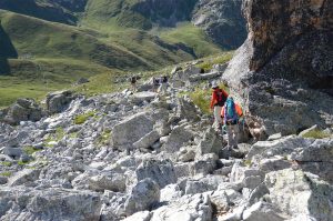 Randonnée vacanciers du Val d'Arc dans les rochers
