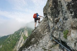 Homme qui escalade une paroi rocheuse