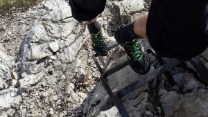 Pieds sur échelle de Via Ferrata