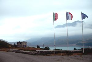 Lac et col du Mont Cenis avec drapeaux français, Italien et européen A voir autour de moi