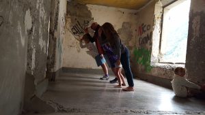 Famille Debout à la maison penchée - A voir autour de moi