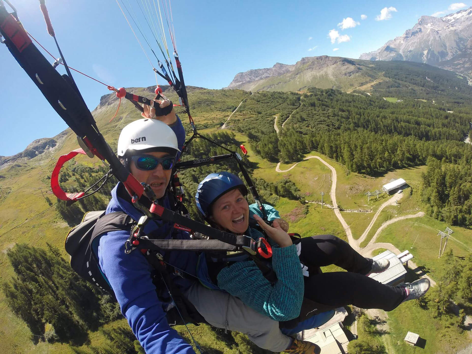 Photo parapente en vol Une femme avec son instructeur - Activités en montagne