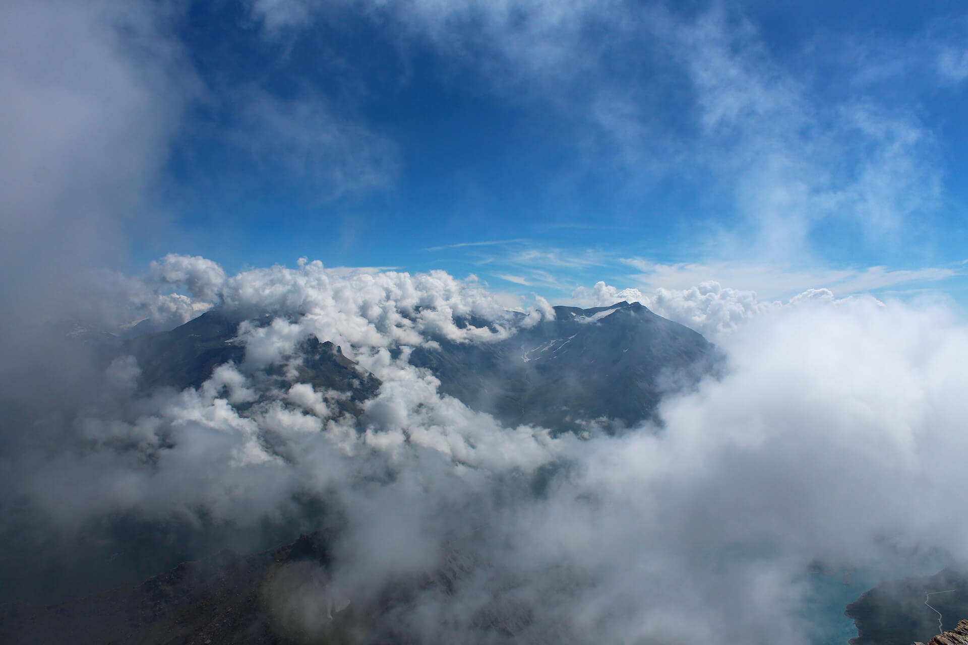 Photo vue sur le Lac du Mont Cenis et sur la pointe du Lamet dans les nuages