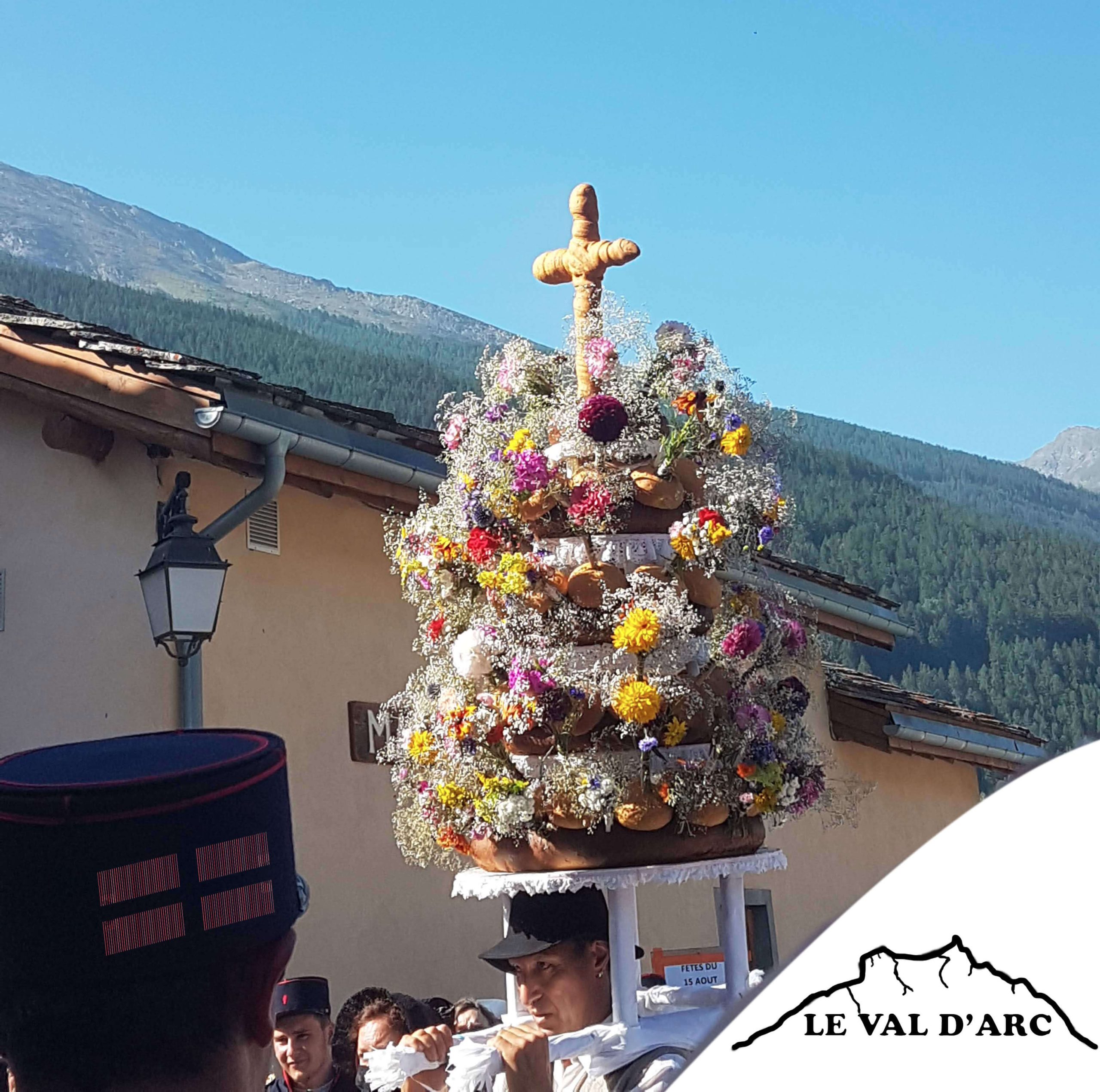Composition Paniers de Fleurs dans petits pains, posés sur un plateau et portés sur la tête d'un homme en costume traditionnel