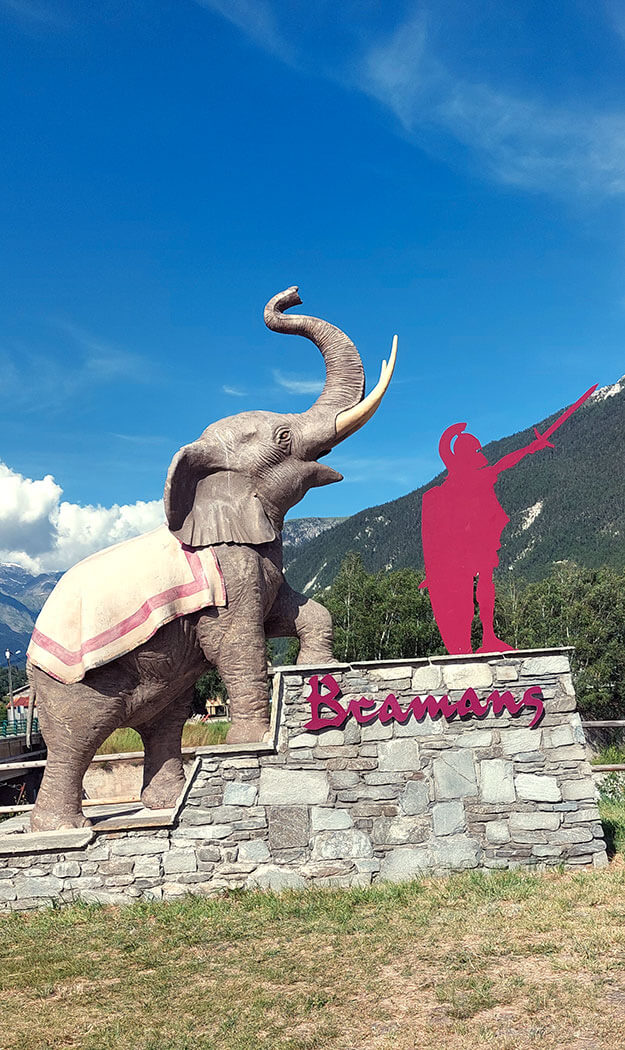 Hannibal et Eléphant Statut à l'entrée du Village de Bramans Savoie